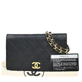 Carteira Chanel com corrente em couro acolchoado Preto