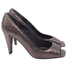 Escarpins à bout ouvert en cuir serpent Stuart Weitzman en cuir marron Marron