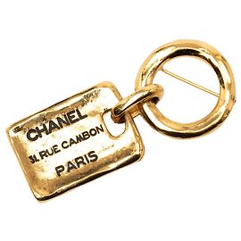 Chanel Goldplattierte Rue Cambon Tag Brosche Golden