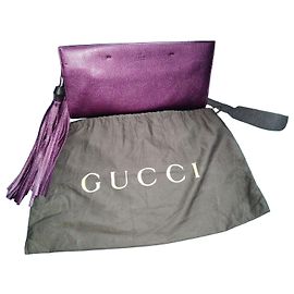 Gucci Clutch aus lila genarbtem Leder Lila