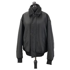 Acne Studios Pufferjacke in Schwarz mit Kunstfellkragen Schwarz