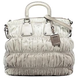 Bolsa Prada em Nappa Cinza Gaufre Ombre Marrom Cinza