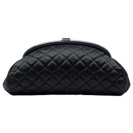Zeitlose schwarze gesteppte Satin-Clutch von Chanel Schwarz