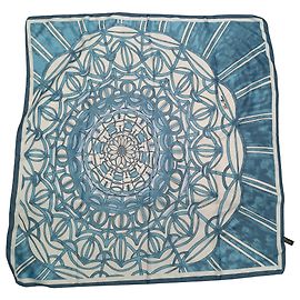 Cachecol de seda azul e branco com padrão mandala da Loro Piana Azul