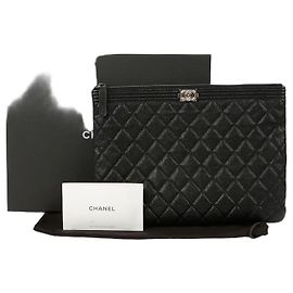 Chanel Pochette Moyenne en Cuir Caviar Boy Noir