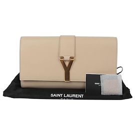 Saint Laurent Clutch Chic com Aba Branco
