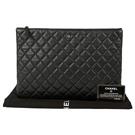 Chanel Große CC Clutch aus Kaviarleder Schwarz