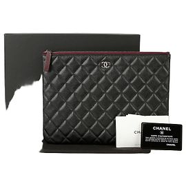Chanel Clutch Clássica Média em Couro Caviar Preto