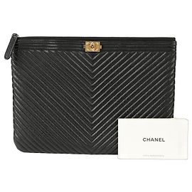 Chanel Clutch Mediano Chevron Boy Negro