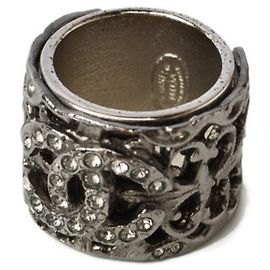 Anel em gunmetal com strass e pérolas Chanel Coco Mark Metálico