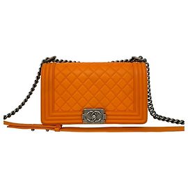 Bolsa de Ombro Pochette Chanel Boy em Couro com o Logotipo Coco Laranja