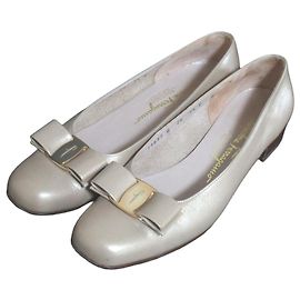 Vara Leder Pumps von Salvatore Ferragamo Beige Andere