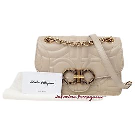 Salvatore Ferragamo Bolsa de ombro Ganchini acolchoada com corrente Rosa