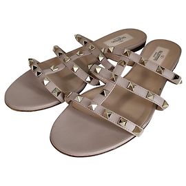Flache Leder-Sandalen Rockstud von Valentino Garavani Beige
