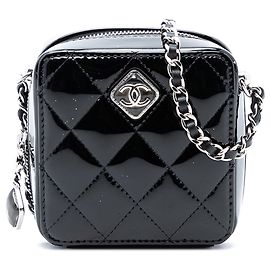 Clutch de resina patente preta com matelassê CC da Chanel com corrente Preto