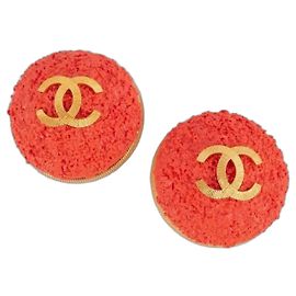 Boucles d'oreilles XXL corail 93C Chanel avec logo CC en or Doré Corail
