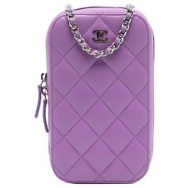 Capa de telefone com zíper em couro de cordeiro matelassado roxo da Chanel Roxo