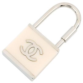 Charm per borsa Chanel Marchio Coco con lucchetto Bianco