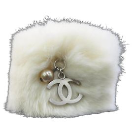 Pulseira de pele de coelho Coco Mark da Chanel Fora de branco