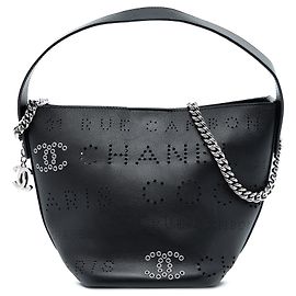Chanel Piccolo perforato Pelle di vitello Logo Occhielli Borsa a secchiello Nero