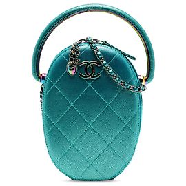 Bolsa de câmera oval em caviar metálico matelassé da Chanel com hardware arco-íris Azul