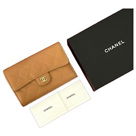 Billetera tri-fold de cuero caviar matelassé Chanel Castaño Beige