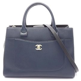 Bolso Tote Ejecutivo Neo de Cuero de Chanel Azul