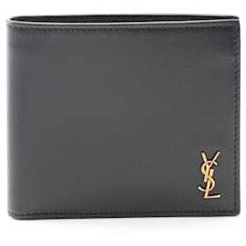 Yves Saint Laurent Petit portefeuille en cuir Cassandra de Saint Laurent Paris Noir
