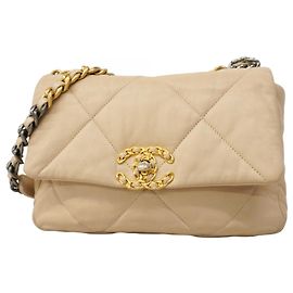 Borsa a spalla in pelle di agnello Chanel 19 in beige Beige