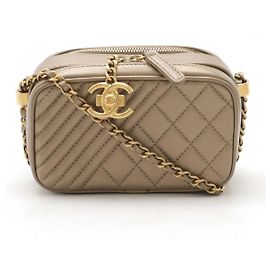 Bolsa de Ombro em Couro Chanel Coco Mark Dourado Metálico