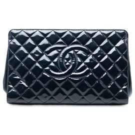 Clutch atemporal de charol azul con acolchado CC de Chanel Azul Azul marino