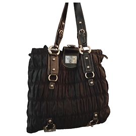 Bolsa Guess preta em tecido plissado e couro Preto