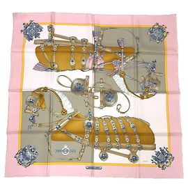 Lenço de Seda Hermès - Carré 90 Harnais de Cour Rosa Bege Cru