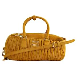 Miu Miu Bolso de mano Arcadie en ante camel Camello