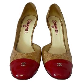 Tacones de punta de charol y corcho de Chanel Castaño Roja
