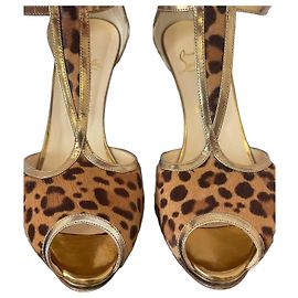 Saltos de couro de bezerro com estampa de onça e couro dourado Christian Louboutin Dourado Estampa de leopardo