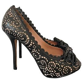 Saltos peep-toe em couro preto com corte a laser e laço Christian Dior Preto
