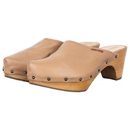 Tamancos com tachas Miu Miu dos anos 2000 Bege