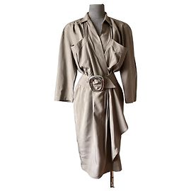 Vestido midi bege de seda com cinto de Thierry Mugler Bege