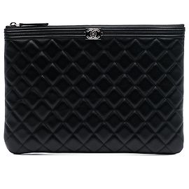 Chanel Schwarze Mittelgroße Gequiltete Lammleder Boy O Clutch Schwarz