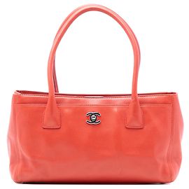 Chanel Vermelho Pequena Tote Executiva em Couro de Bezerro Cerf Vermelho