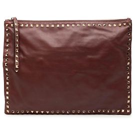 Clutch Rockstud grande de cuero rojo Valentino Roja Burdeos