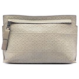 LOEWE Braune geprägte Kalbsleder Anagram Repeat T Clutch Braun Beige