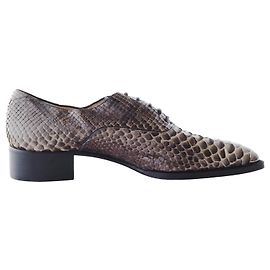 Christian Louboutin Mocassins de python com bico fino Louboutin Marrom