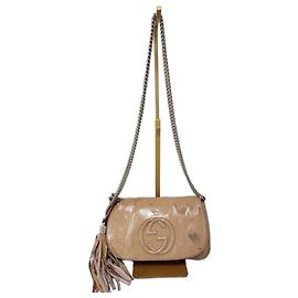 Bolsa transversal Gucci em couro envernizado Soho com aba e corrente bege Bege