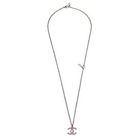 Colar longo de metal com pingente CC vintage da Chanel Prata