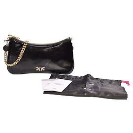 Bolsa de ombro mini Arthemis Pinko em couro patente preto com placa de logo e corrente dourada Preto