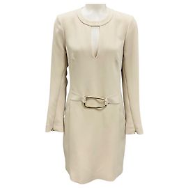 Robe beige clair ornée de boucles avec des manches fendue de Barbara Bui Beige