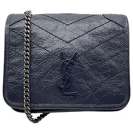 Saint Laurent Carteira Niki em couro de bezerro amassado marinho profundo com corrente Azul marinho