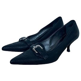 Décolleté Prada in pelle nera con punta affusolata Nero